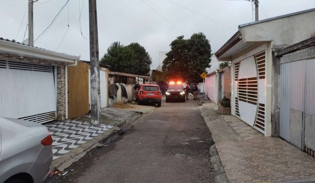 Local em que homem foi morto em confronto, próximo à residências
