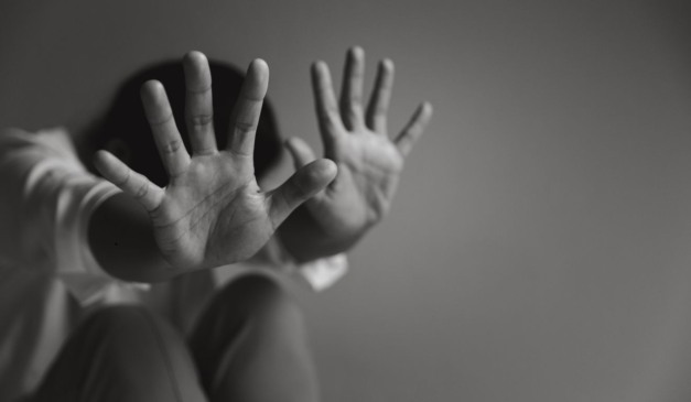 mulher se escondendo