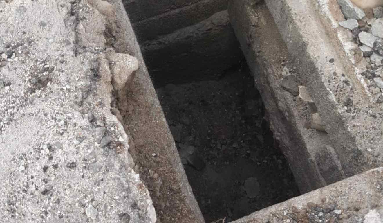 Buraco em que jovem está preso