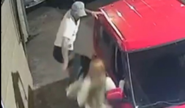 Homem dando voadora em ex-namorada