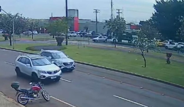 Momento em que ônibus bate contra o carro em Cascavel; idosa teve o cabelo arrancado em acidente