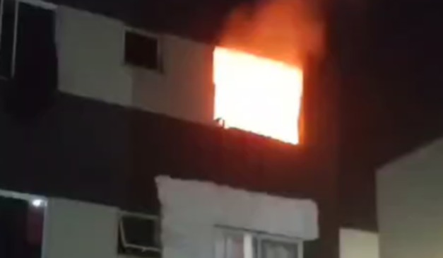 Incêndio atinge apartamento e imagem mostra situação