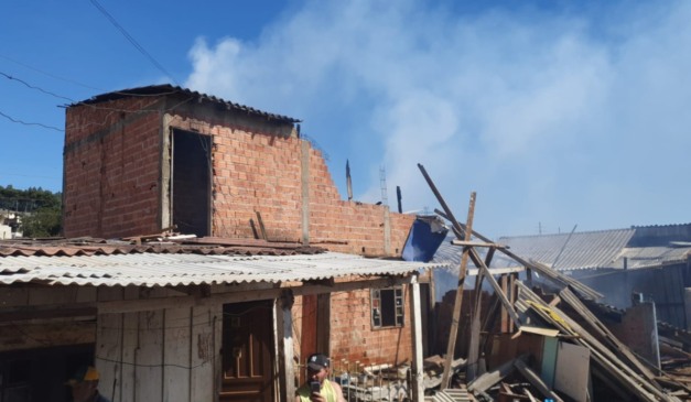 Incêndio destrói casas em Colombo