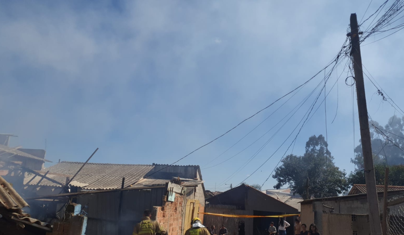Bombeiros trabalham no rescaldo após combate ao incêndio 
