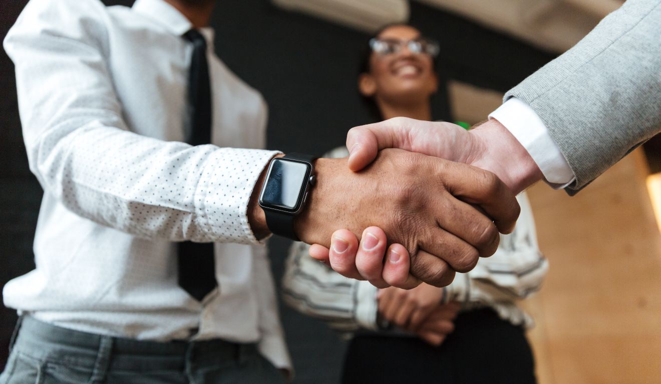 Mãos fechando negócio.