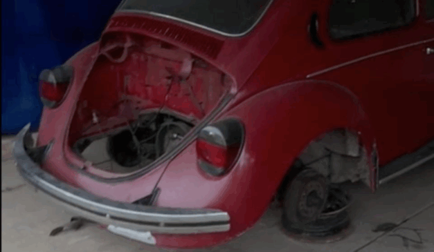 Dois irmãos foram torturados após tentarem roubar rodas de um fusca em São José dos Pinhais. Na imagem, vemos o fusca vermelho sem algumas peças, como o motor e as rodas.