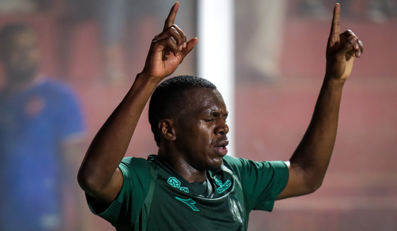 Jacy comemora o segundo gol do Coritiba sobre o Vila Nova.