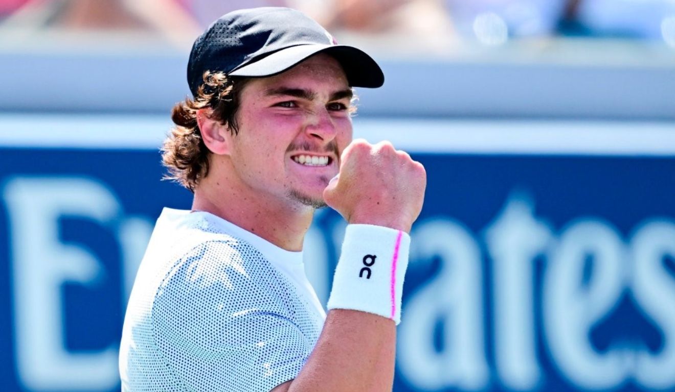 João Fonseca comemora ponto na vitória na estreia do US Open,