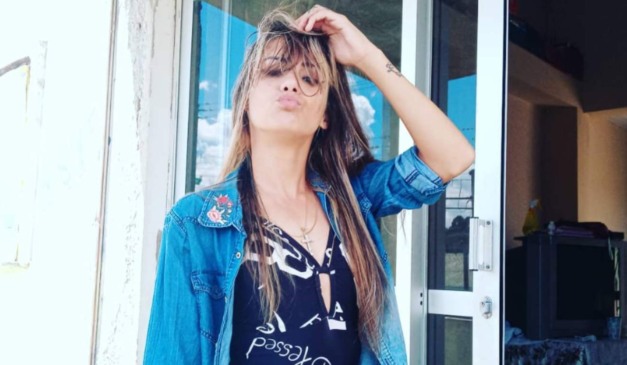 Jovem morta com tiro de espingarda colocando a mãe no cabelo