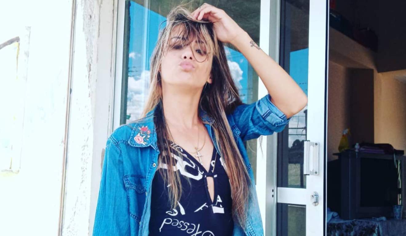 Jovem morta com tiro de espingarda colocando a mãe no cabelo