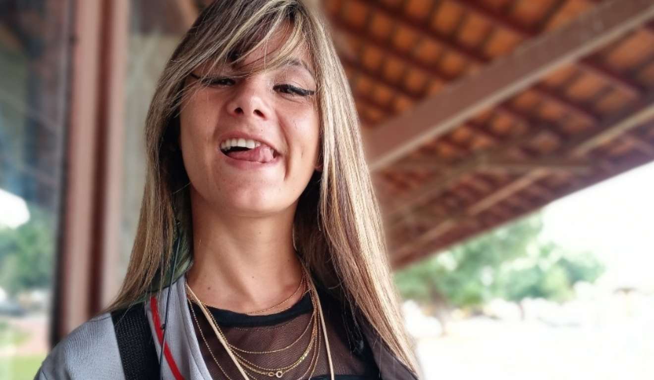 Jovem morta com tiro de espingarda de pressão sorrindo e com língua para fora