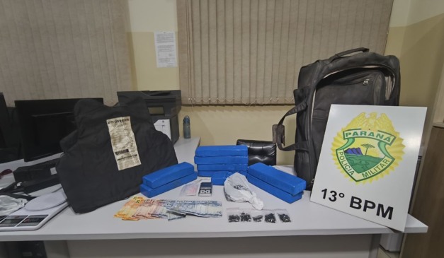 drogas, como crack e maconha, e colete apreendidos com o jovem