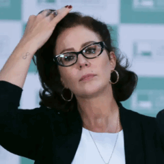 Deputada Carla Zambelli, uma mulher branca, de cabelo preto. Ela usa um óculos meia-lua com armação preta, além de um blazer preto e uma camiseta branca. A Justiça da Itália mantém a prisão de Carla Zambelli, apesar de sua defesa ter protestado.