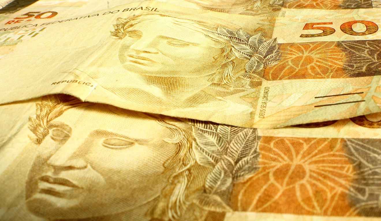 Dinheiro com duas notas de R$ 50 rpara representar o prêmio da Loteria Federal