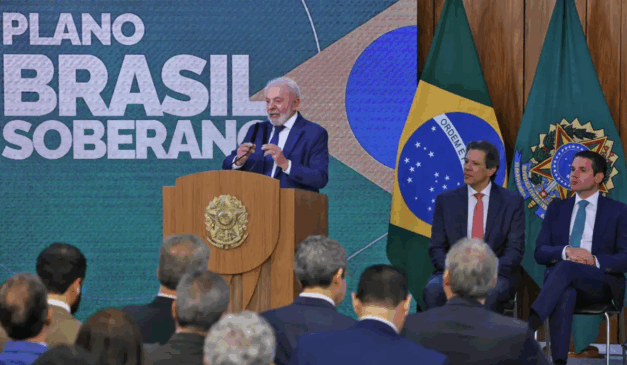 Presidente Lula durante discurso do lançamento da MP Brasil Soberado, ao lado Fernando Haddad, ministro da Economia, e Hugo Motta, presidente da Câmara dos Deputados