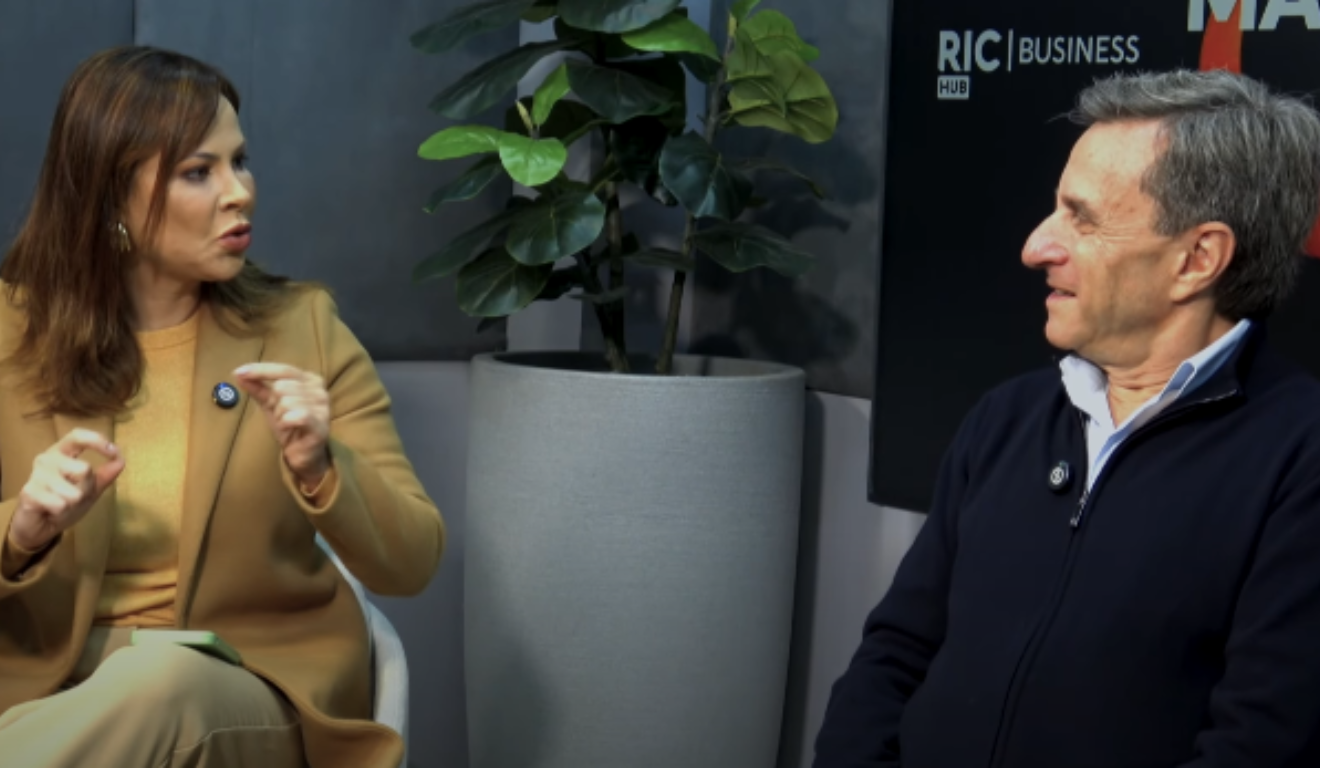 Imagem do Hélio Bruck Rotenberg ao lado de Rafaela Moron.