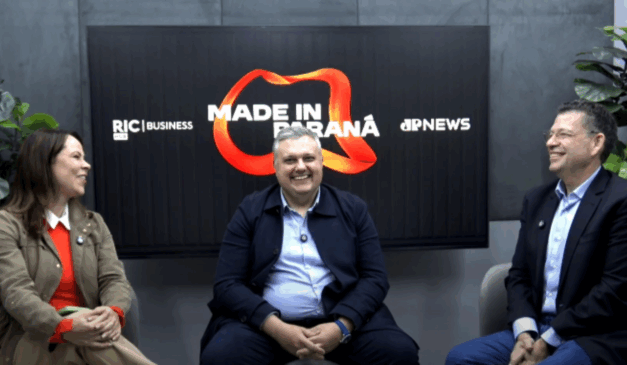 Imagem do vice-presidente do Grupo Potencial ao lado de Eduardo Bekin e Rafaela Moron.