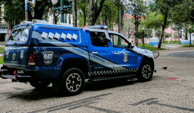 Viatura da Guarda Civil Municipal (GCM) parada em calçada.