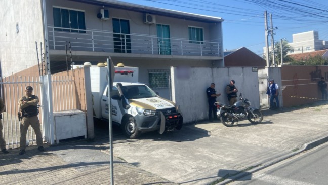 Casa onde mãe e filho foram encontrados mortos em Pinhais
