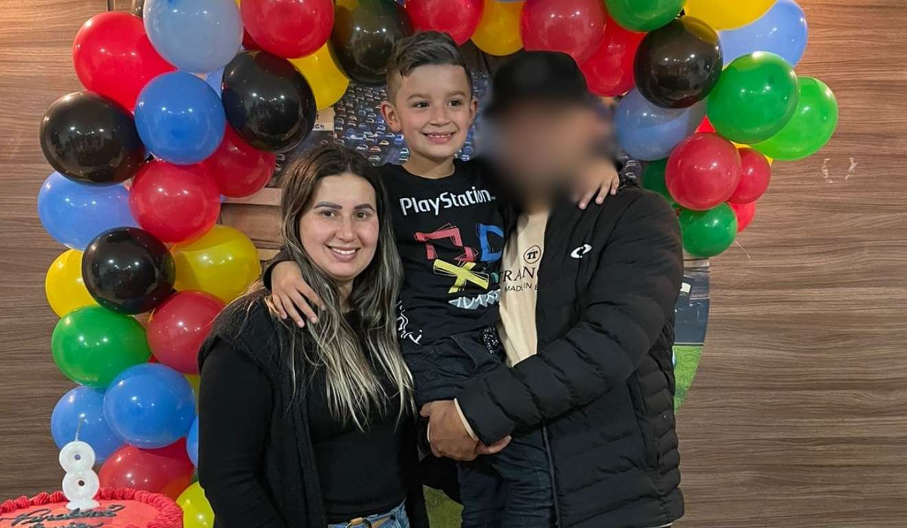 Mãe e filho vítimas de acidente em uma foto em família