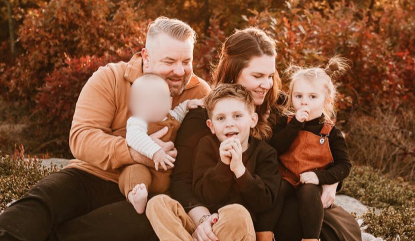 foto da mãe que matou o marido ao lado dos filhos