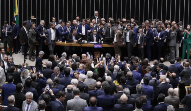 deputados oposição bloqueando os trabalhos na camara dos deputados