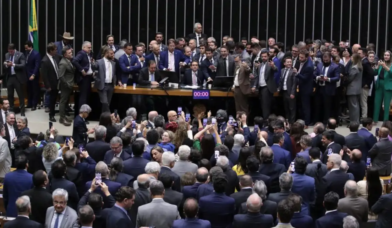 deputados oposição bloqueando os trabalhos na camara dos deputados