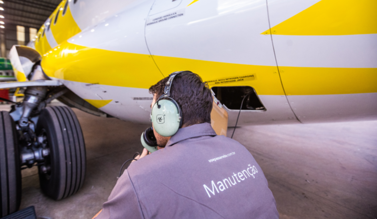 homem fazendo manutenção de avião da voepass
