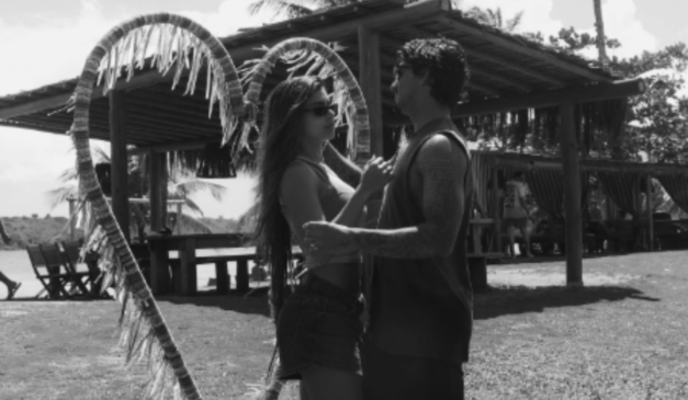 Gabriel Medina assumiu publicamente um relacionamento com Isabella Arantes atavés de uma foto publicada no Instagram. Na imagem, em preto e branco, vemos o casal de mãos dadas, em uma praia, com um coração ao fundo.