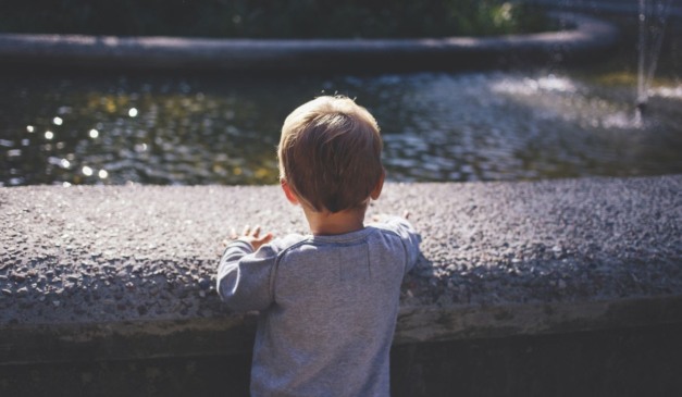 foto de menino para ilustrar a criança morta ao ser atacada por acahorro