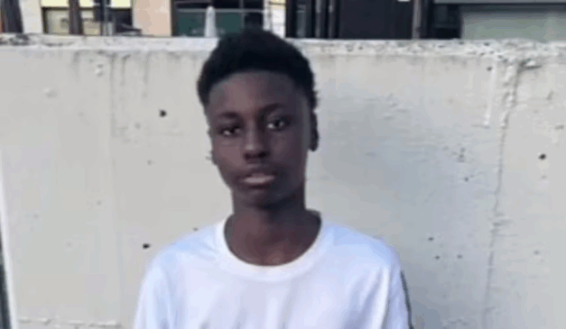 Abdou Ngom, um menino com uma camiseta branca. Ngom morreu afogado em rio por causa de dívida