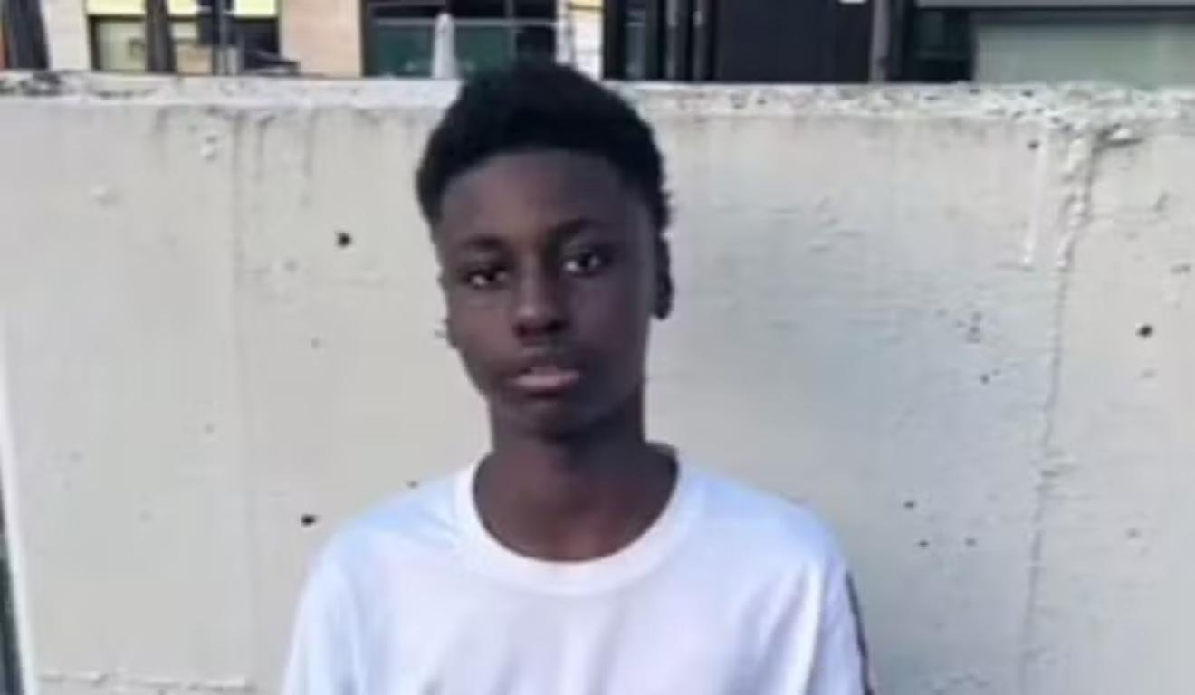 Abdou Ngom, um garoto negro com uma camiseta branca. Ngom morreu afogado em rio por causa de dívida