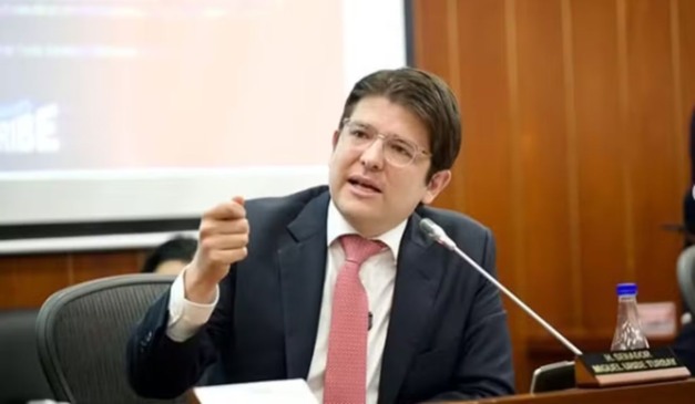 Miguel Uribe discursando