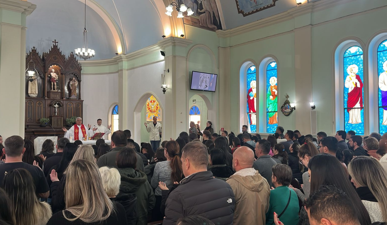 Missa em memória das 9 vítimas da explosão na Enaex contou com orações e homenagens (Foto: Beatriz Frehner/RICtv)