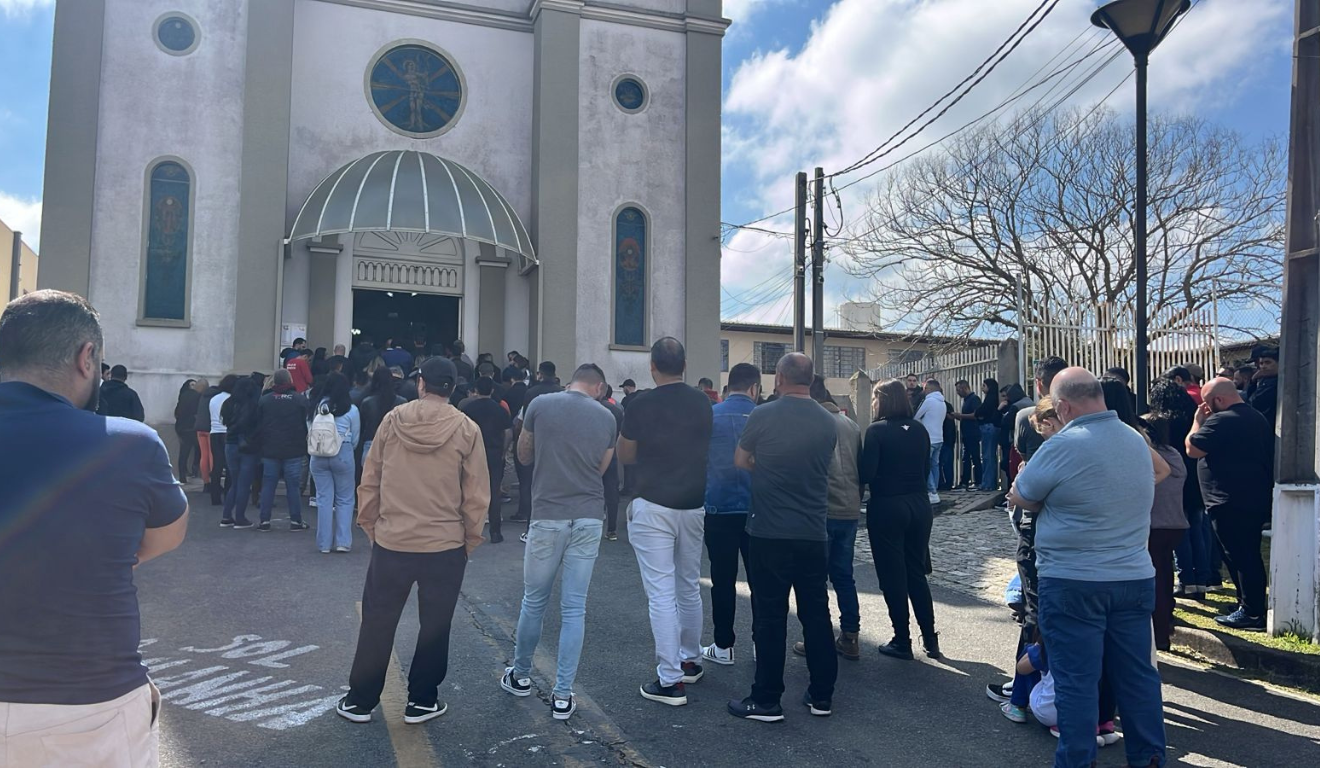 Familiares e amigos das vítimas também tomaram o lado de fora da Paróquia São Sebastião (Foto: Beatriz Frehner/RICtv)