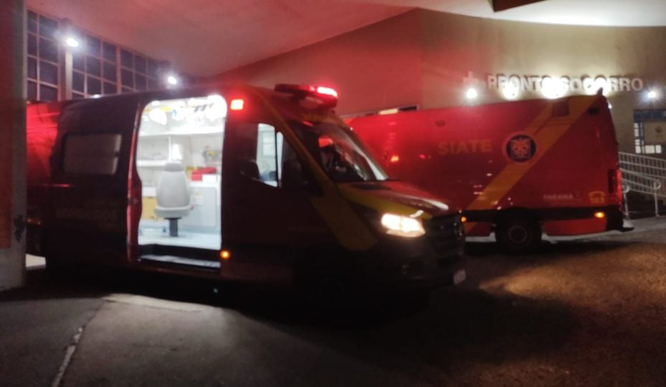Duas ambulâncias da SIATE em frente ao Pronto-Socorro do Hospital Cajuru.