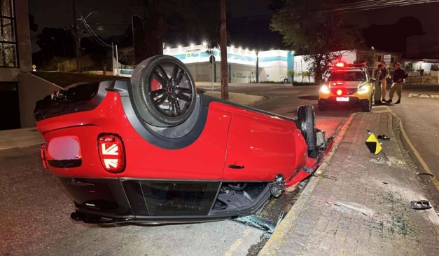 Carro destruído após motorista capotar