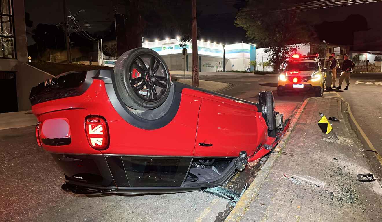Carro destruído após motorista capotar