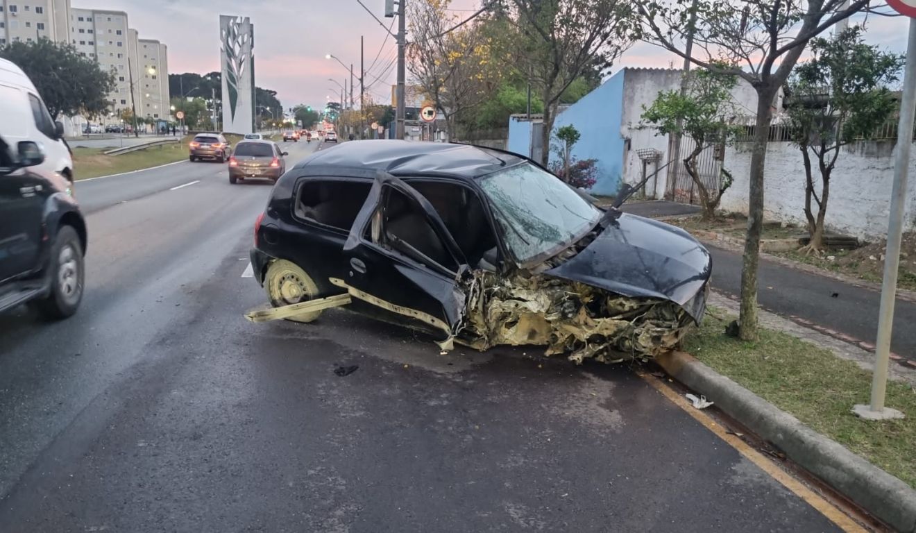 carro que bateu no poste e o motorista fugiu em Curitiba