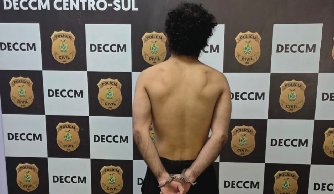 Vemos Cherliton Santos de costas, algemado e sem camiseta. Ele é um homem branco e de cabelos castanhos. Ele foi preso por abusar de uma mulher que pediu corrida de aplicativo de transporte para ir ao trabalho.