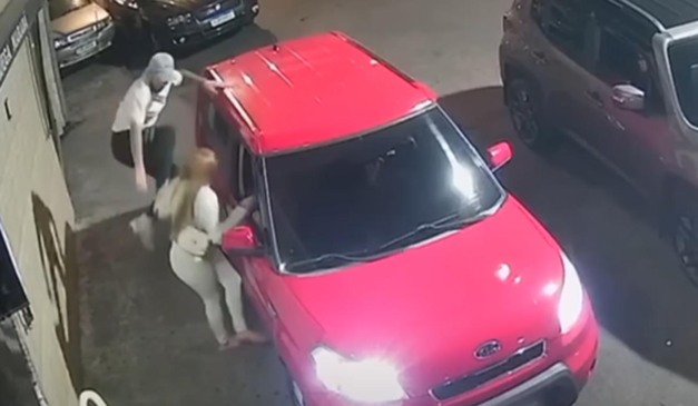 Mulher sendo agredida pelo ex-namorado com voadora