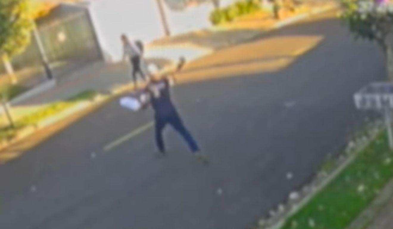 momento em que a mulher é atingida pelo pote de feijão no rosto