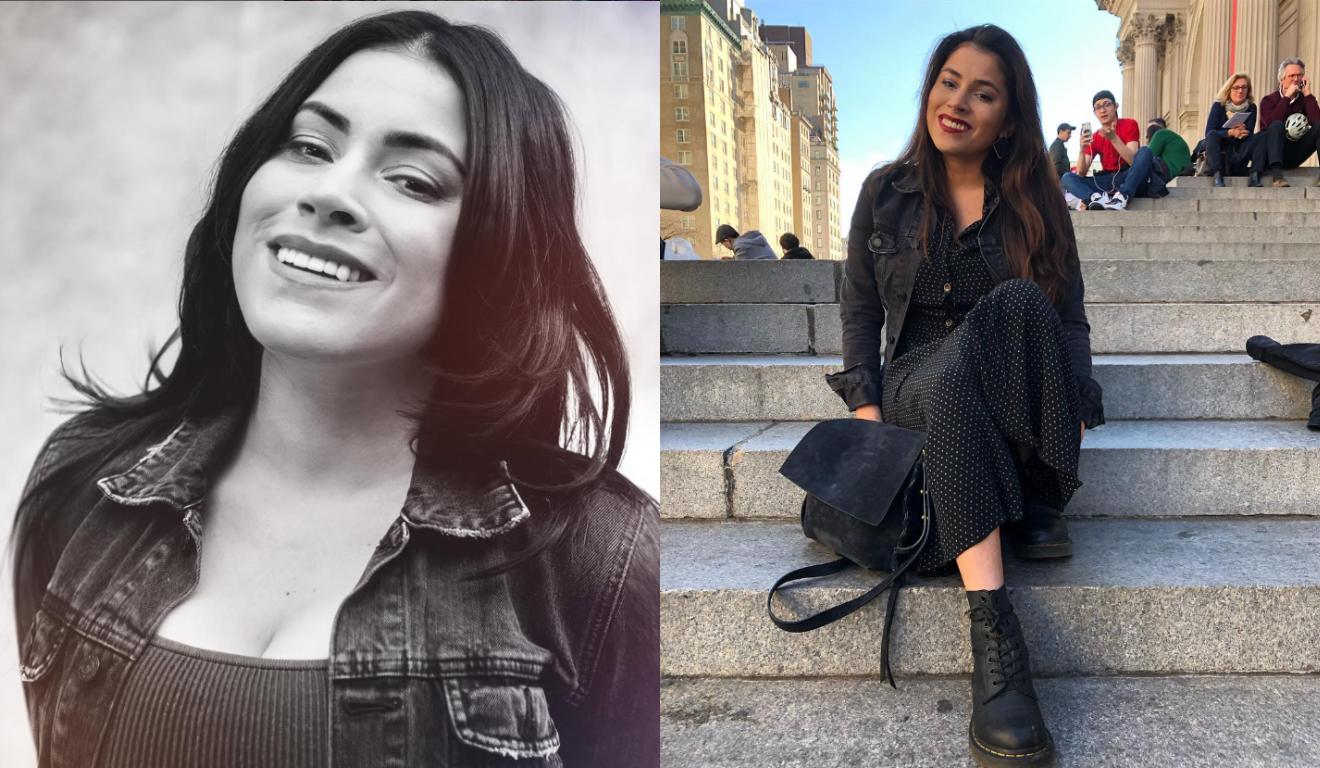 À esquerda, Ashley King está em uma foto preta e branca, sorrindo, utilizando uma jaqueta jeans. À direita, está sentada em uma escadaria. Ela usa uma jaqueta preta e um vestido preto com bolinhas brancas.