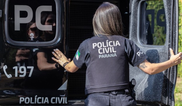 viatura da polícia que prendeu mulher por aplicar golpes em idosos