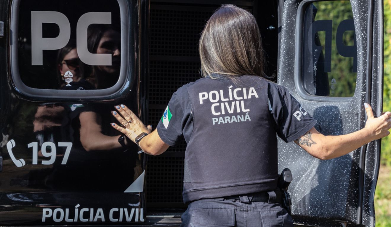 viatura da polícia que prendeu mulher por aplicar golpes em idosos