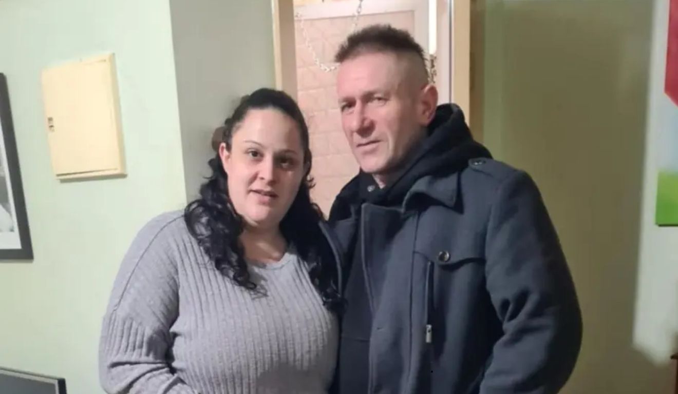 mulher grávida ao lado do marido