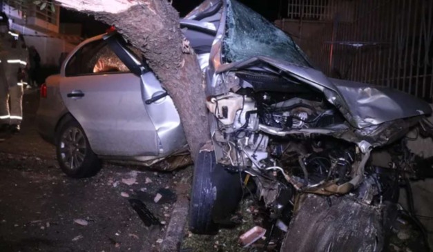 Acidente em que mulher morreu após carro bater em árvores e muro
