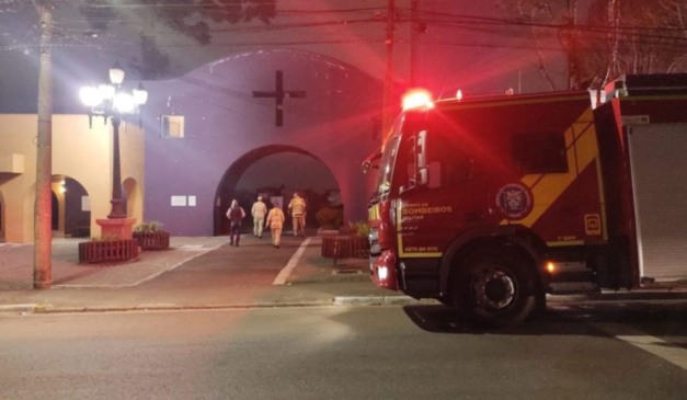 cemitério onde a mulher estaria trancada