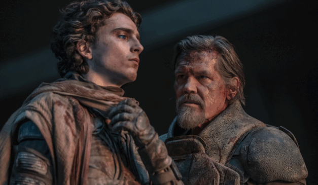 Cena do filme Duna: Parte 2, com Timothée Chalamet e Josh Brolin lado a lado com expressões sérias.
