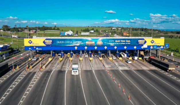Imagem de um ponto de pedágio da Via Araucária, concessionária do Lote 1 que reajustou as tarifas de pedágio.